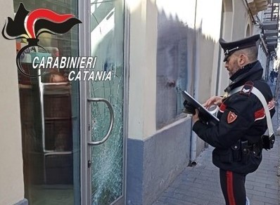 radiomobile repertorio Via Etnea, tentano furto in un negozio di scarpe