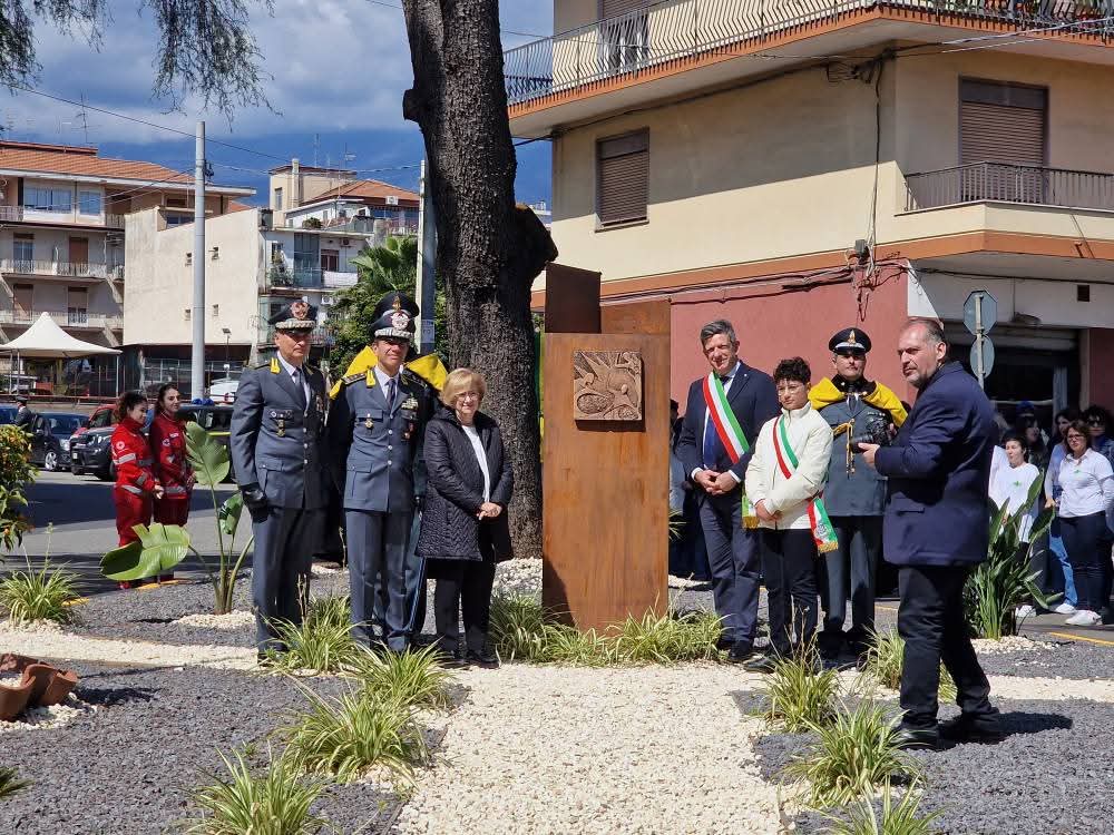 Prefetto, sindaco e massime autorità inaugurano a Giarre slargo intitolato al finanziere eroe Mariano Bongiorno