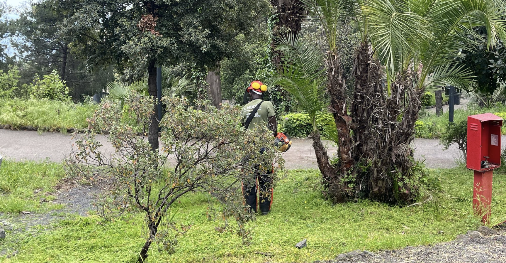 Acireale, giovani migranti curano il verde della villa Belvedere