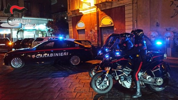 Picchia la moglie e minaccia di ucciderla