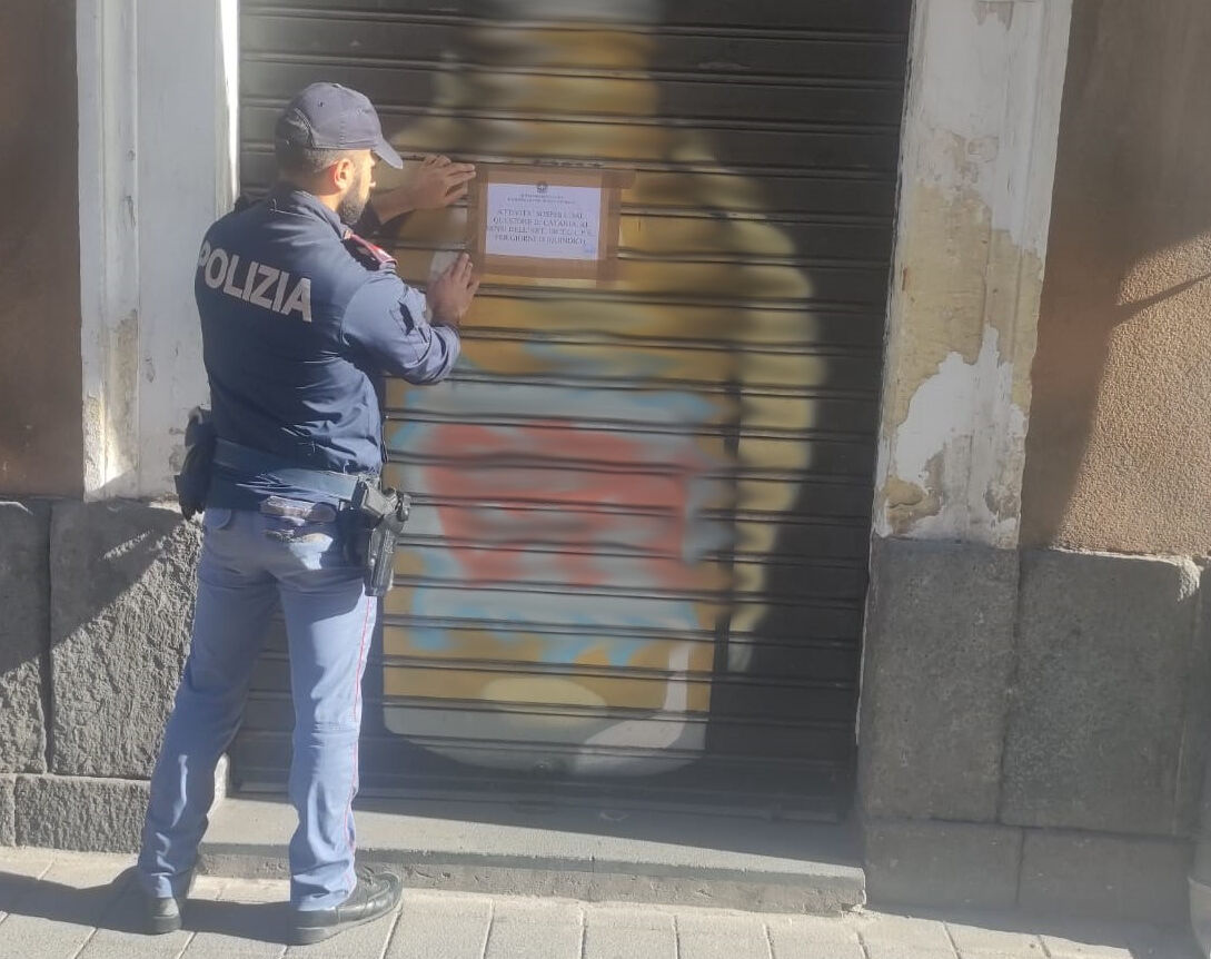 ATTIVITÀ DI VENDITA DI BEVANDE E GENERI ALIMENTARI DEL CENTRO STORICO SOSPESA PER 15 GIORNI DALLA POLIZIA DI STATO ERA STATA TRASFORMATA IN UNA PIAZZA DI SPACCIO Negozio bevande chiuso 15 giorni: 2 kg di droga trovati