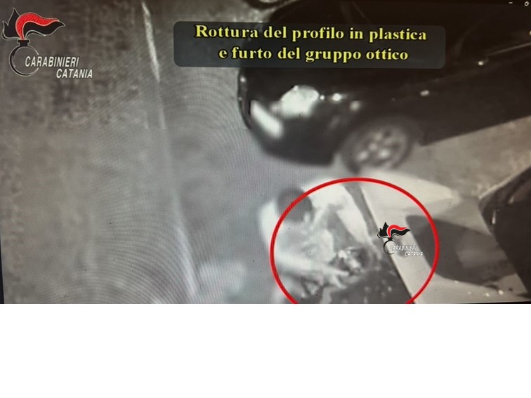 Foto full led 1 ok Furti fari a led su commissione, 4 arrestati