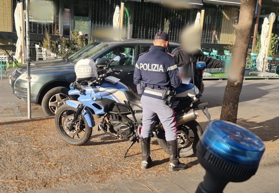 Catania: ladro 51enne arrestato per furto fari auto in centro