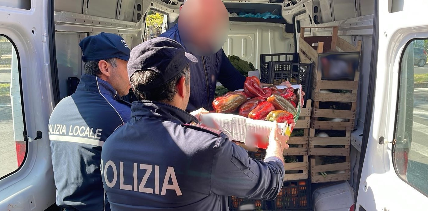 – CONTRASTO ALL’ABUSIVISMO COMMERCIALE, INTERVENTO DELLA POLIZIA DI STATO E DELLA POLIZIA LOCALE IN DIVERSI QUARTIERI DELLA CITTA’ 2 Abusivi sotto controllo della Polizia