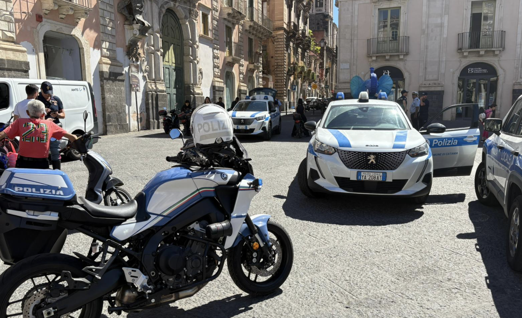 Catania, sequestrati otto mezzi illegali in centro