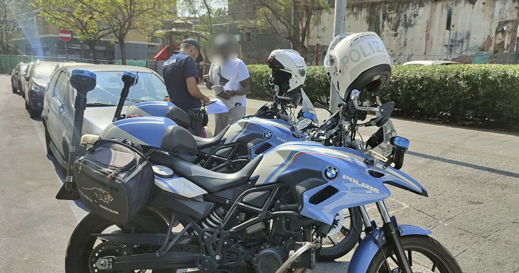 “Se non paghi, ti taglio la gola”: parcheggiatore minaccia un poliziotto