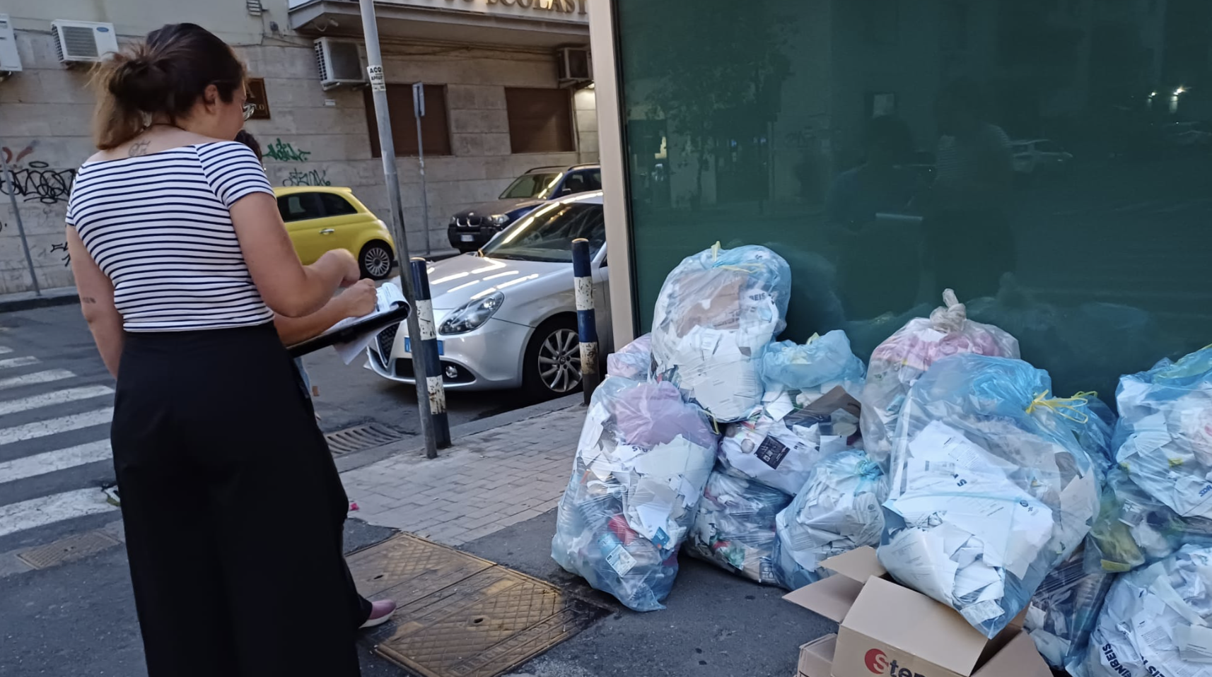 rifiuti Rifiuti, controlli a sorpresa della Polizia: 150 multe in una sera