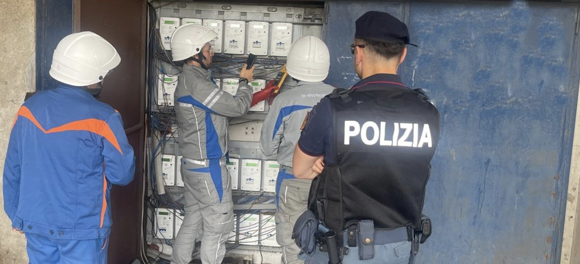 elettricità librino Librino, elettricità gratis per metà palazzo: 60 allacci abusivi