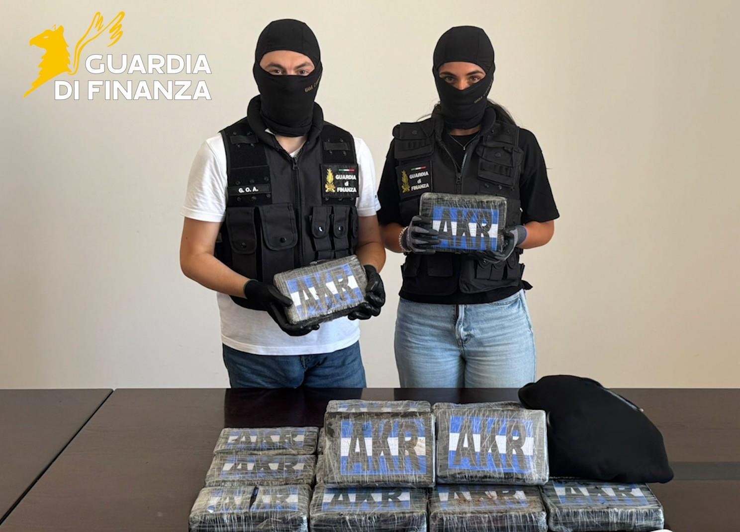 24072025_084615_GOA Sequestro stupefacenti Catania, 24 kg di cocaina in pacchi: arrestato corriere