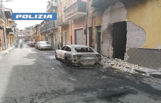 AUTO AVVOLTA DALLE FIAMME IN UNA STRADA DI ADRANO, INDIVIDUATO DALLA POLIZIA DI STATO L’AUTORE DELL’INCENDIO UN 16ENNE ADRANITA Adrano, auto incendiata: 16enne denunciato dalla Polizia