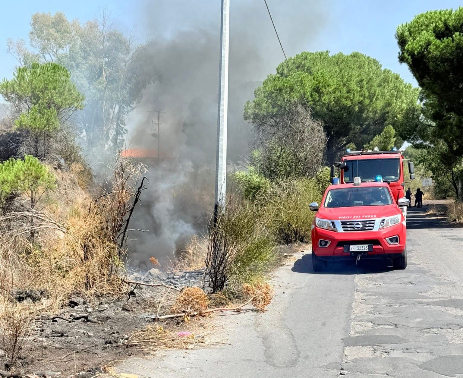 PHOTO-2025-07-22-15-35-31 Belpasso, devastante incendio in contrada Scagliola