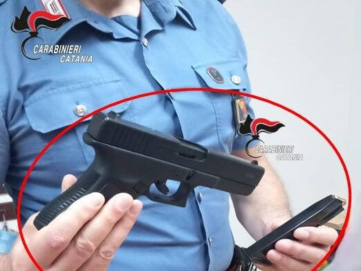 Lite per un gatto, 44enne minaccia con pistola