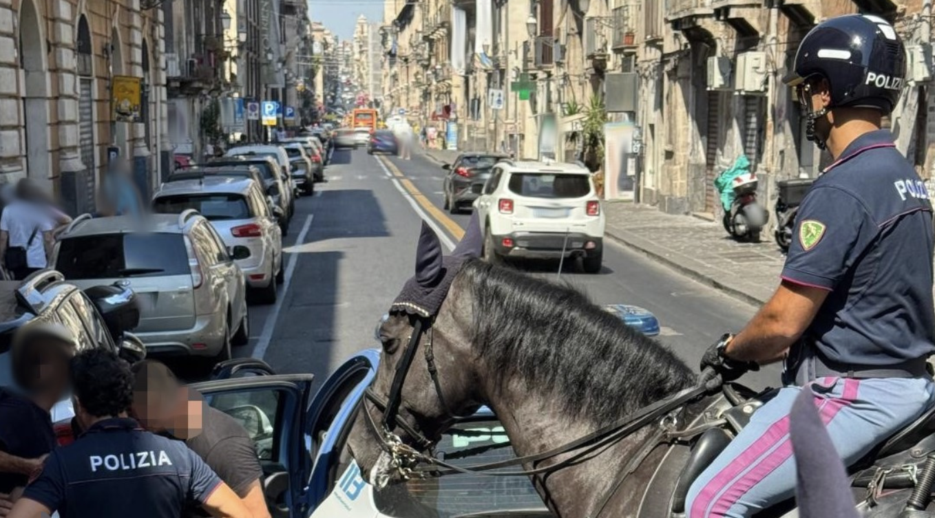 valigia rubata Rubano una valigia da un’auto in sosta e fuggono in scooter