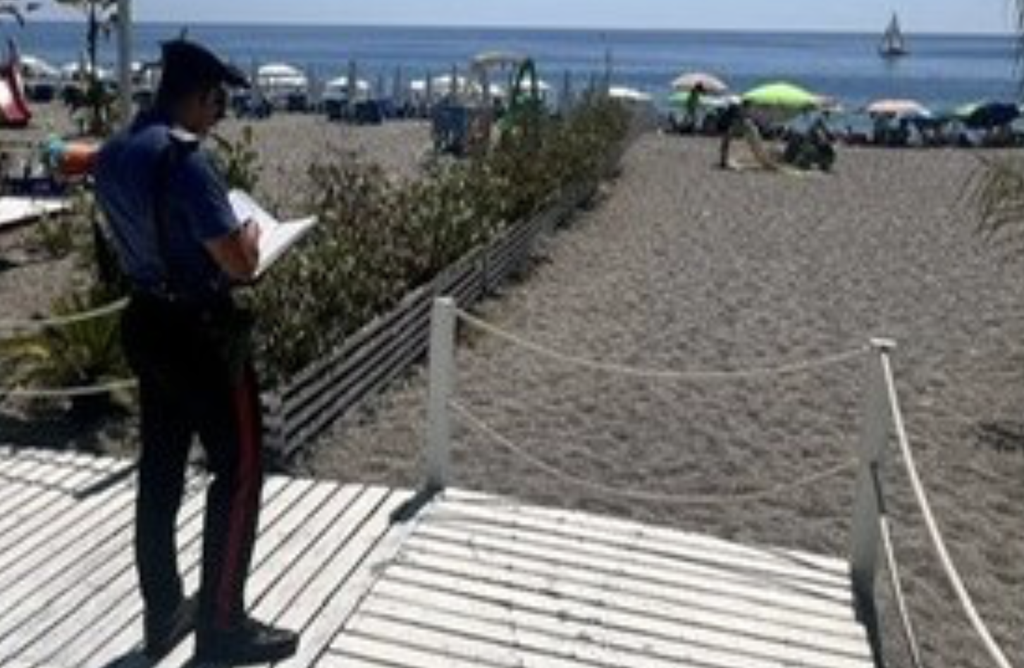 Riposto: droga, pesce venduto per strada e lido multato