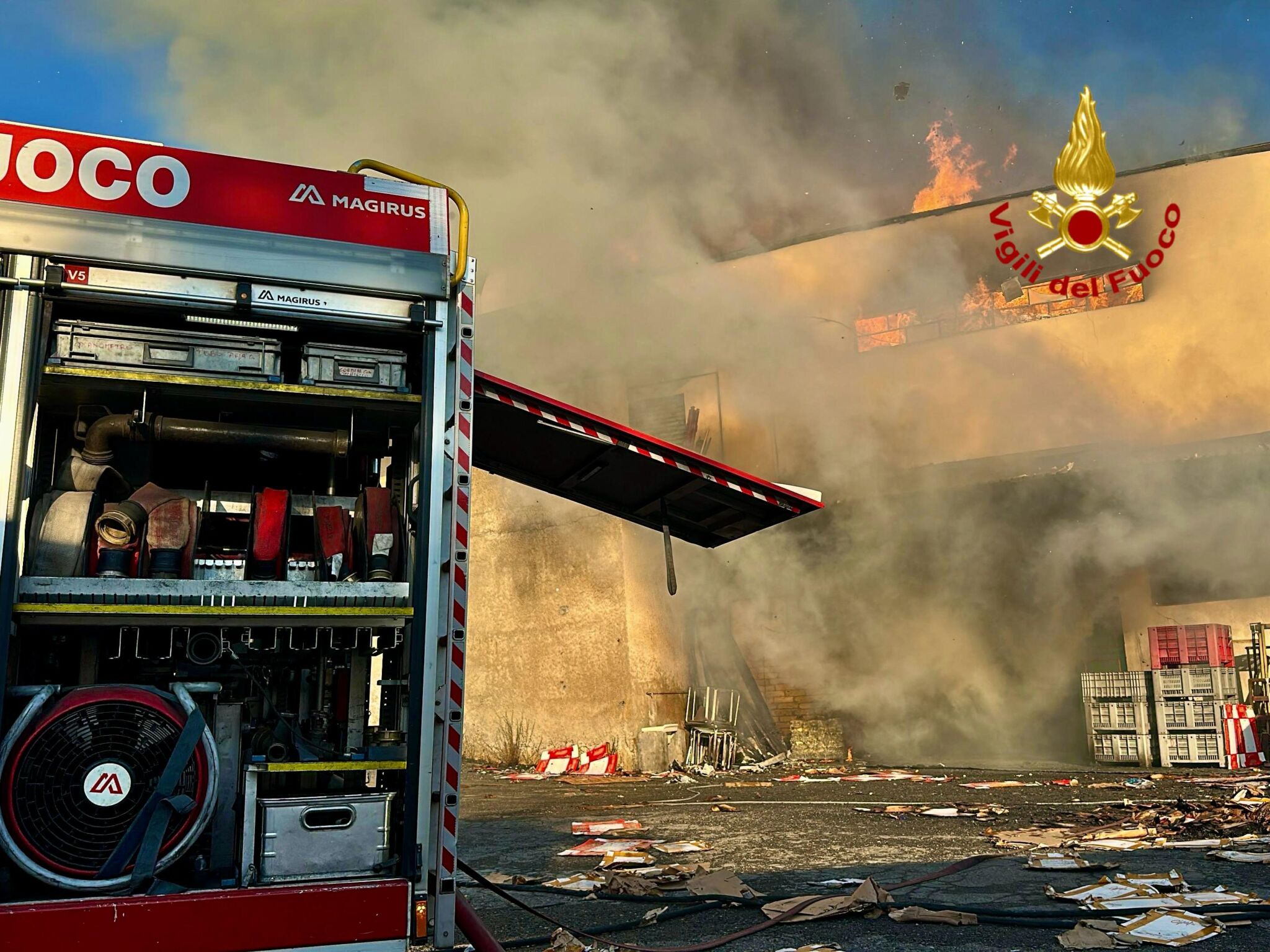 Incendio a Paternò, Vigili del Fuoco al lavoro in via San Marco