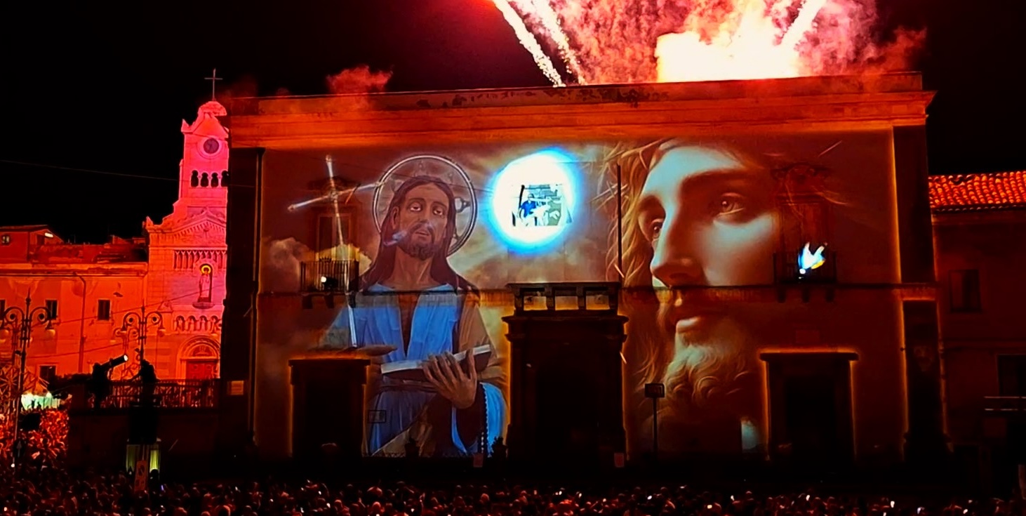 d – Il finale della sacra rappresentazione multimediale, con i fuochi d’artificio Adrano, Aletheia con D-Work narra la storia di San Nicolò