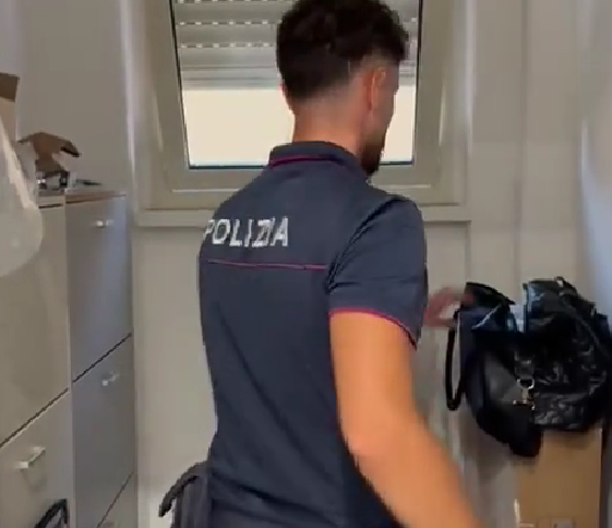 AVEVANO TRASFORMATO LE LORO ABITAZIONI IN DEPOSITO DI DROGA. SCOPERTI ANCHE 3650EURO FALSI. DUE PUSHER DI 28 E 38 ANNI ARRESTATI DALLA POZIA DI STATO Catania, in casa droga e banconote false