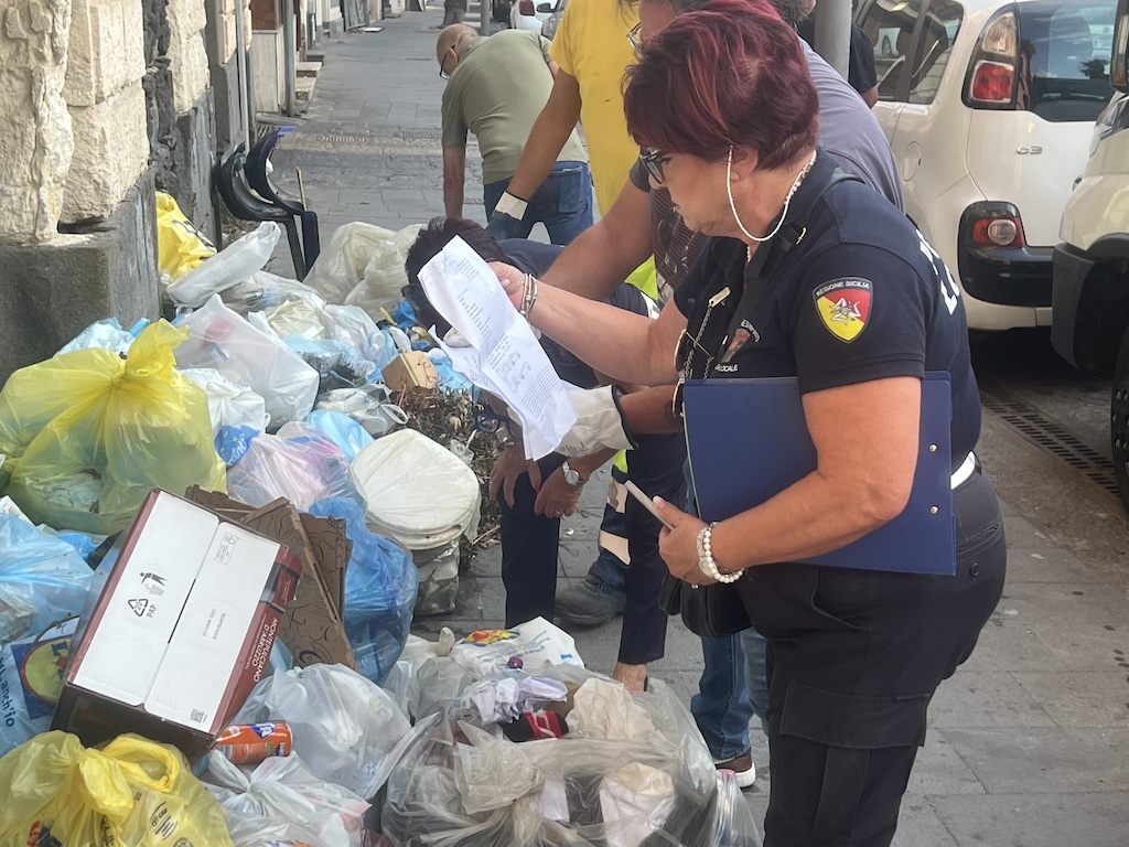 Blitz rifiuti 3 Riposto, blitz sui rifiuti: multe a condomini e attività