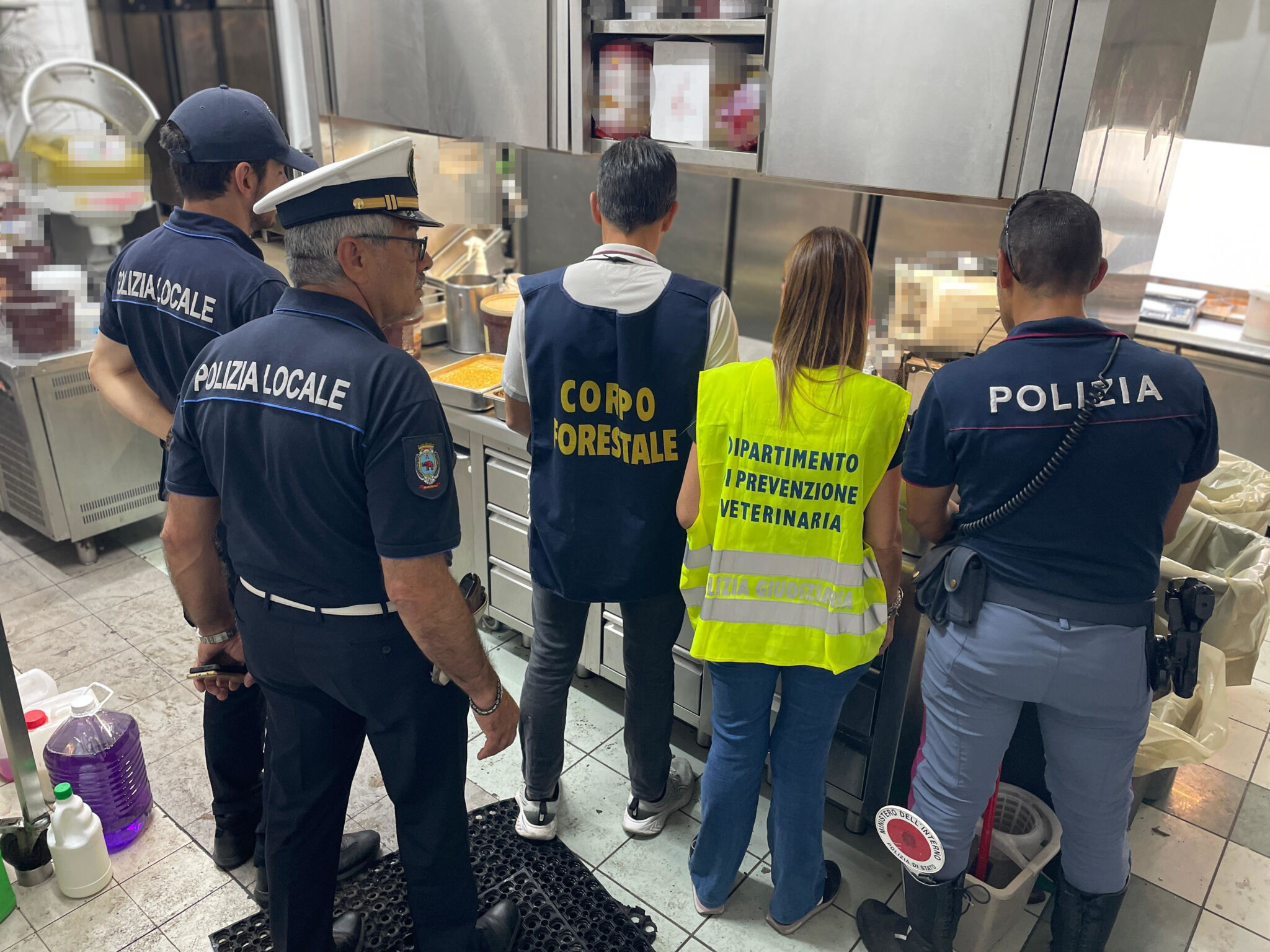Chiuso bar in piazza Europa, distrutti gli alimenti