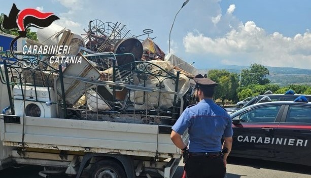 FIUMEFREDDO2 Fiumefreddo, fermato un 38enne con 1,4 tonnellate di rifiuti