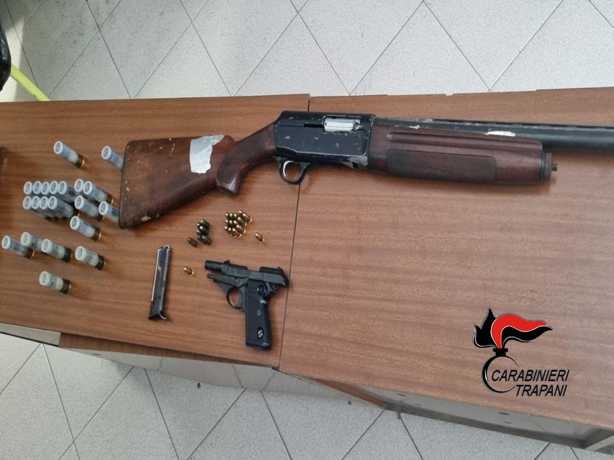 Mazara del Vallo, armi clandestine in casa: arrestato pregiudicato