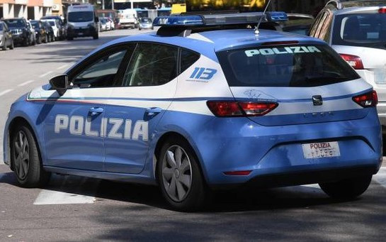 SEGUE UN TURISTA ALL’INTERNO DI UN B&B E LO MINACCIA FINGENDO DI ESSERE ARMATO 36ENNE FERMATO ED ARRESTATO DALLA POLIZIA DI STATO Insegue e minaccia turisti in un B&B di Catania, arrestato 36enne
