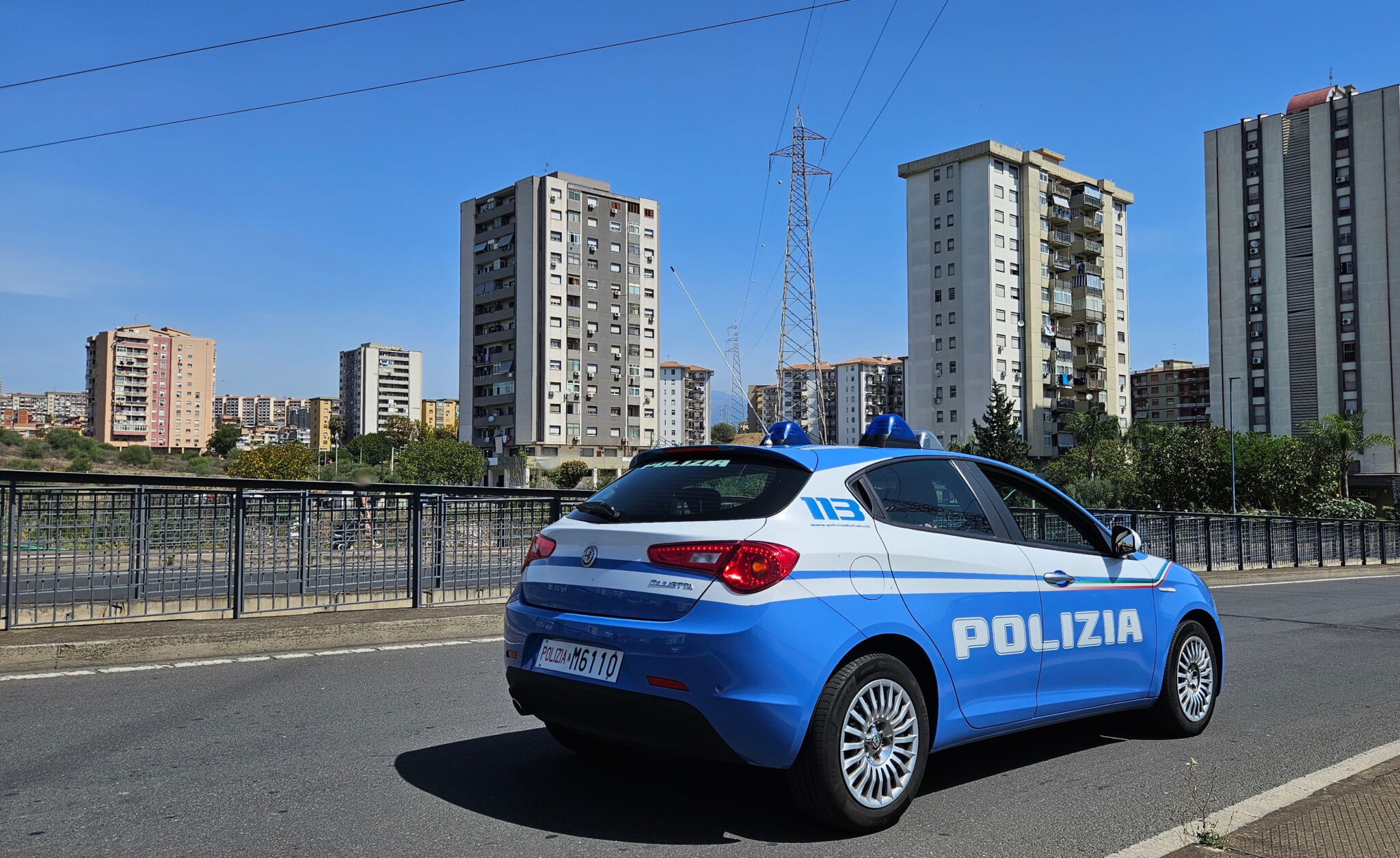 SI DISFANO DELLA DROGA DURANTE L’INSEGUIMENTO ARRESTATI DALLA POLIZIA DI STATO DUE MINORI A BORDO DI UN MOTOCICLO SENZA CASCO Catania, inseguimento in moto: arrestati due minori con la droga