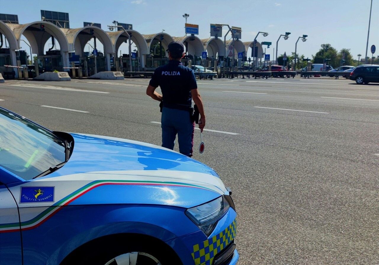 SICUREZZA STRADALE, INTENSIFICATI I CONTROLLI DELLA POLIZIA DI STATO NELLE PRINCIPALI ARTERIE STRADALI E AUTOSTRADALI Sicilia: la Polstrada ferma 2 “furbetti” in emergenza