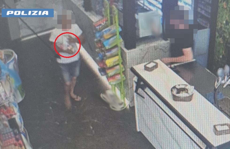 UNA SCORTA DI SIGARETTE CON LA CARTA DI CREDITO RUBATA 55ENNE CATANESE INDIVIDUATO E DENUNCIATO DALLA POLIZIA DI STATO Compra le sigarette con la carta di credito rubata