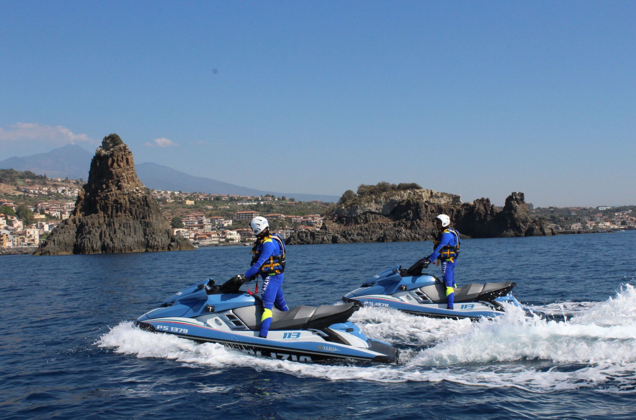 VERIFICHE IN MARE DELLE MOTO D’ACQUA DELLA POLIZIA DI STATO CONTROLLATI 25 NATANTI, SANZIONI PER 8.000 EURO Controllati 25 natanti dalle volanti del mare, multe per 8.000 euro