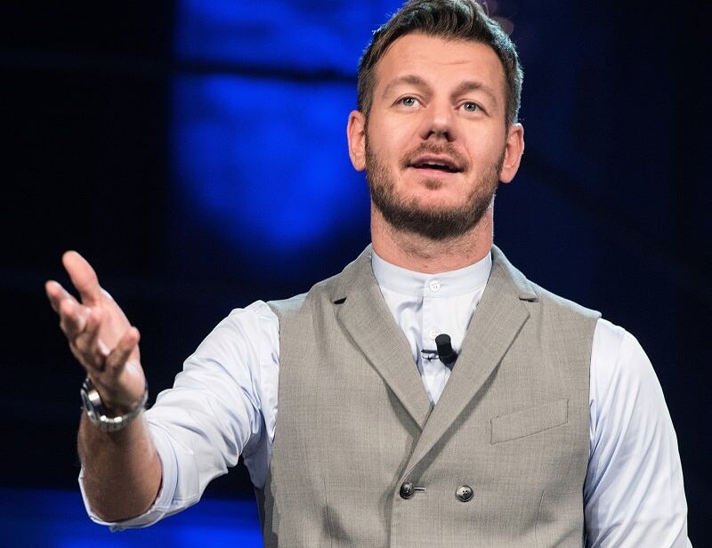 Alessandro Cattelan in tour con “Benvenuto nell’AI!”