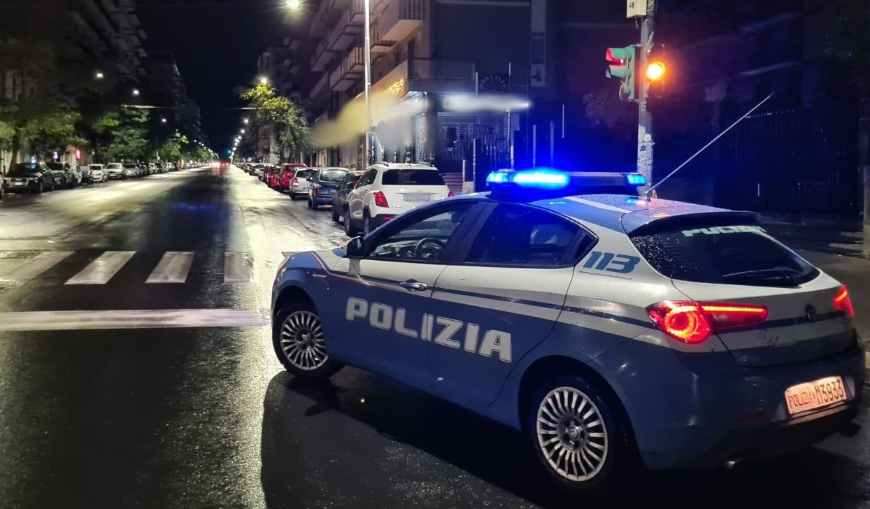 COMPLEANNO COI BOTTI. SPARANO FUOCHI D’ARTIFICO IN PIAZZA MA VENGONO SCOPERTI E DENUNCIATI DALLA POLIZIA DI STATO_ Compleanno coi botti, due denunciati a Catania