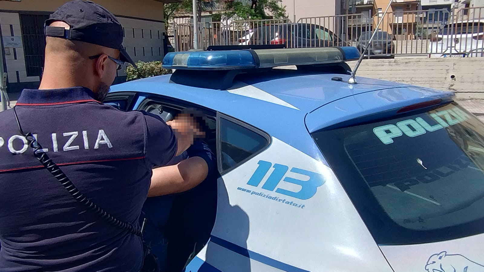 Pusher 22enne viola i domiciliari, si azzuffa e finisce in carcere