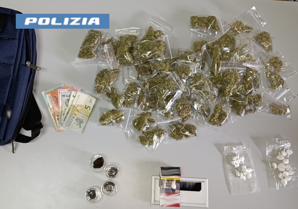 DUE CONTROLLI E DUE ARRESTI. NEL GIRO DI QUATTRO GIORNI PUSHER 31ENNE ARRESTATO DUE VOLTE PER SPACCIO DALLA POLIZIA DI STATO (1) Catania, 36enne arrestato due volte in 4 giorni per spaccio
