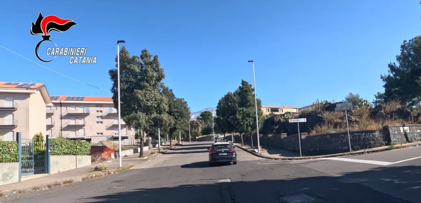 FOTO BRONTE Bronte. Minaccia di morte il fratello davanti ai Carabinieri, arrestato