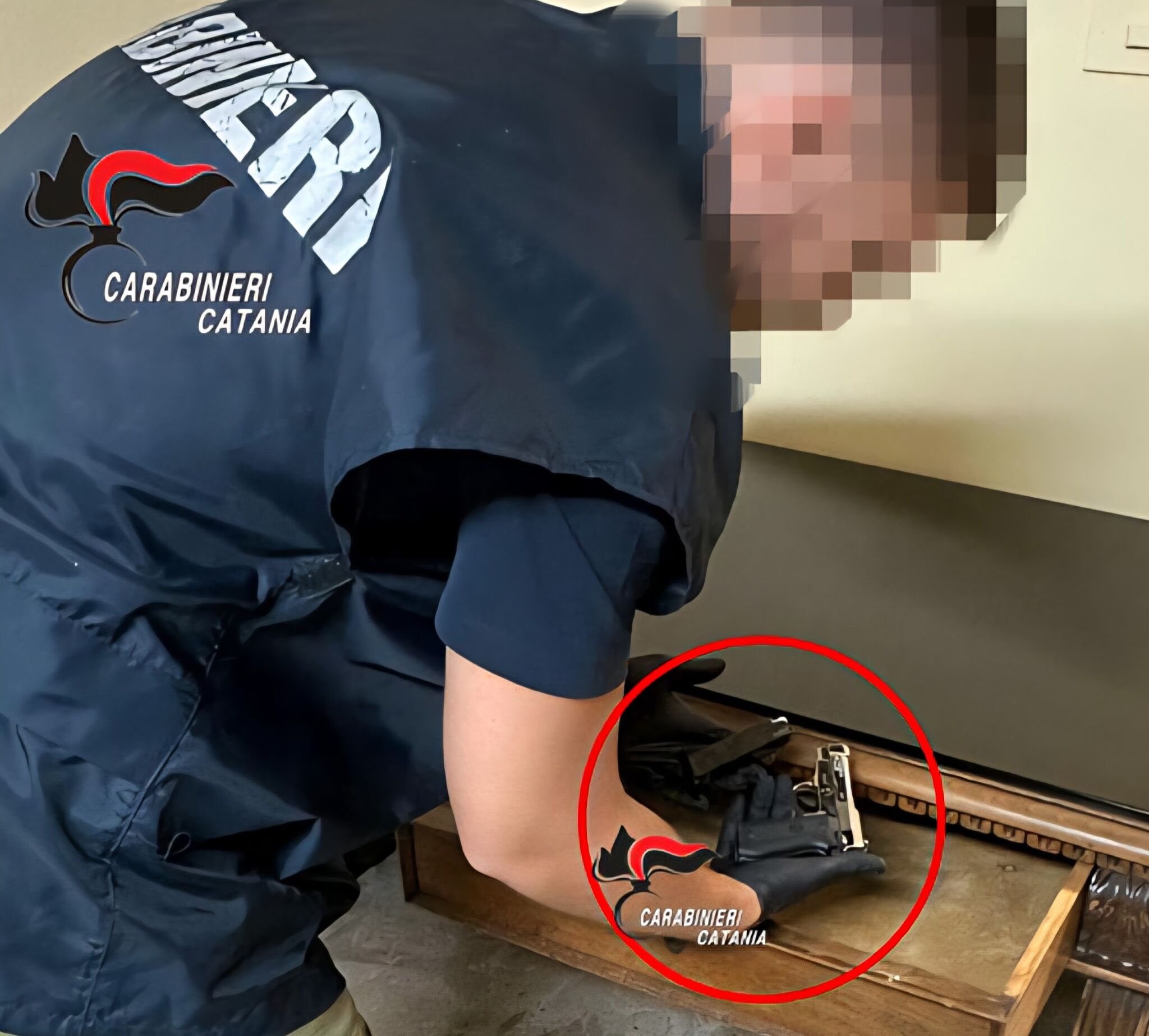 FOTO PISTOLA – PIAZZA DANTE2 (2) Fermati “al volo” dai carabinieri con droga e una pistola modificata