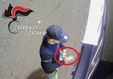 Ruba auto e bancomat e fa acquisti “a sbafo”: 21enne denunciato