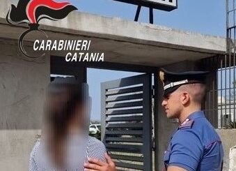 Rompe la porta ed entra in casa della ex per picchiarla