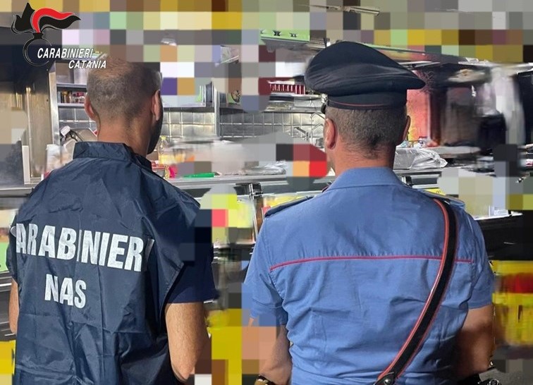 GIARRE DEF.2 Igiene carente e cibi a rischio: i NAS chiudono street food a Giarre