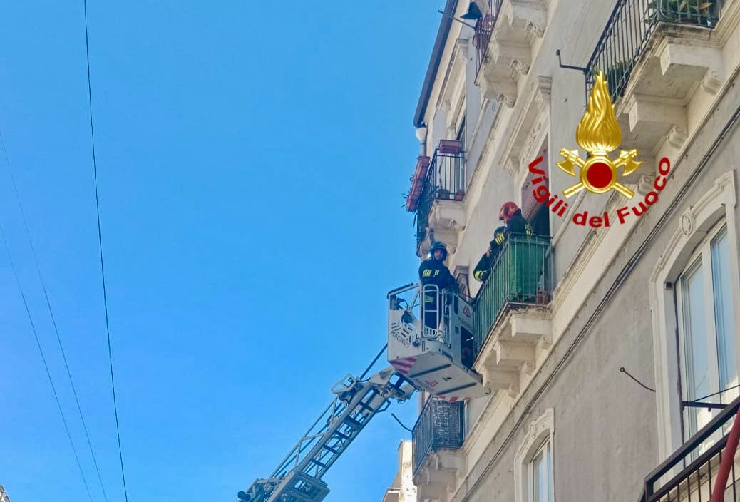 Incendio in via Conte di Torino a Catania, due ferite