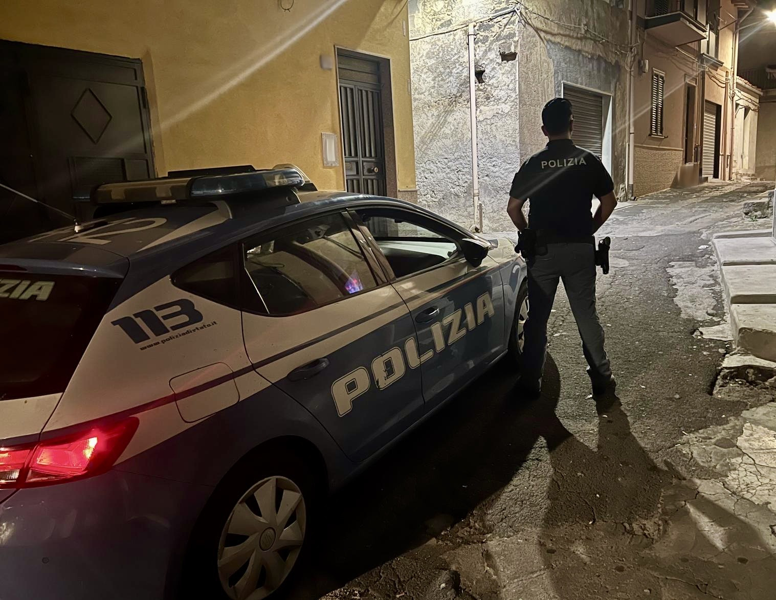 RAPINANO E FERISCONO UN CONNAZIONALE 2 TUNISINI ARRESTATI DALLA POLIZIA DI STATO AD ADRANO Rapinano e picchiano connazionale: due arresti ad Adrano