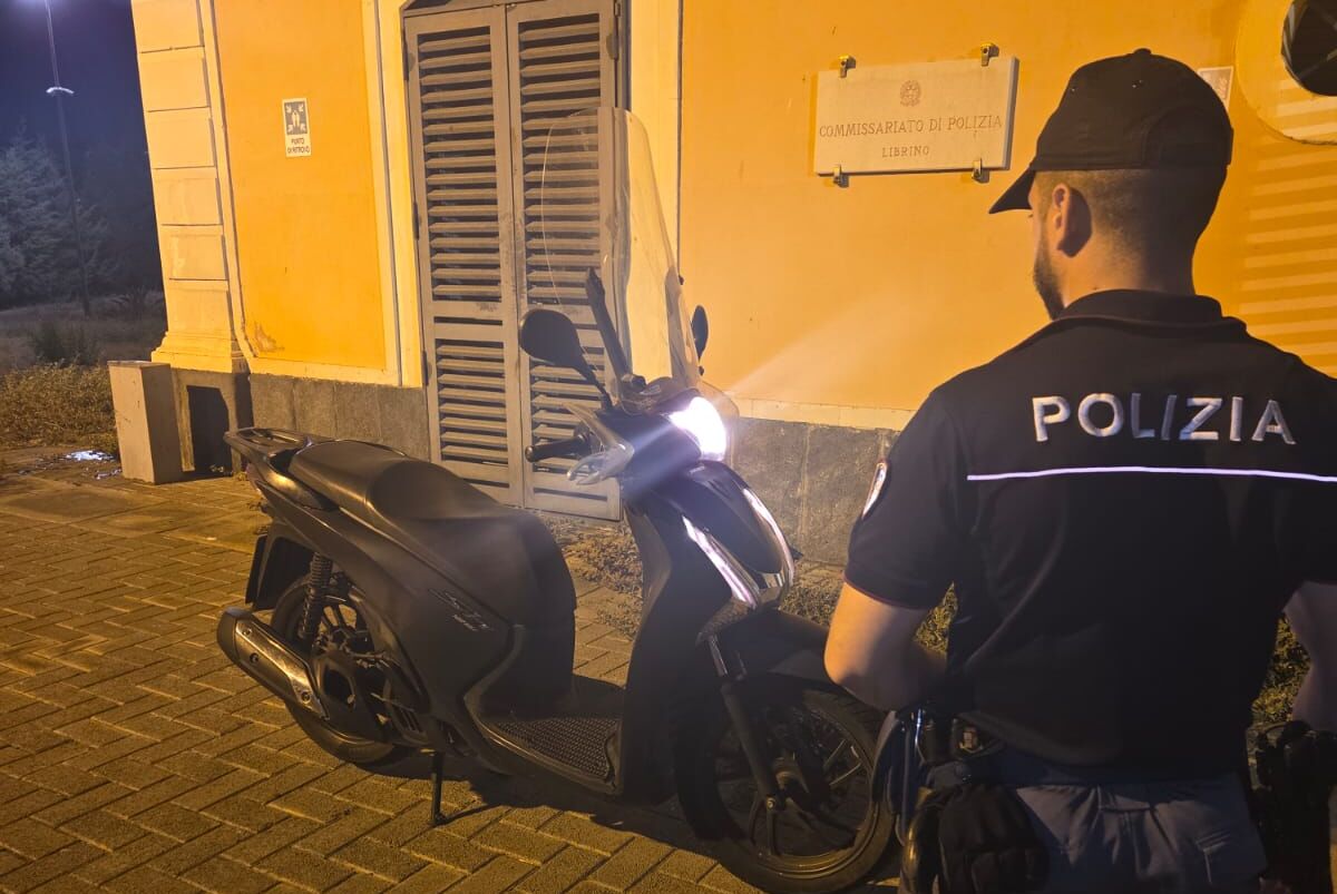 SI PRESENTA PER FIRMARE IN COMMISSARIATO CON UNO SCOOTER RUBATO. SCOPERTO E DENUNCIATO PER RICETTAZIONE DALLA POLIZIA DI STATO Va a firmare in commissariato con scooter rubato
