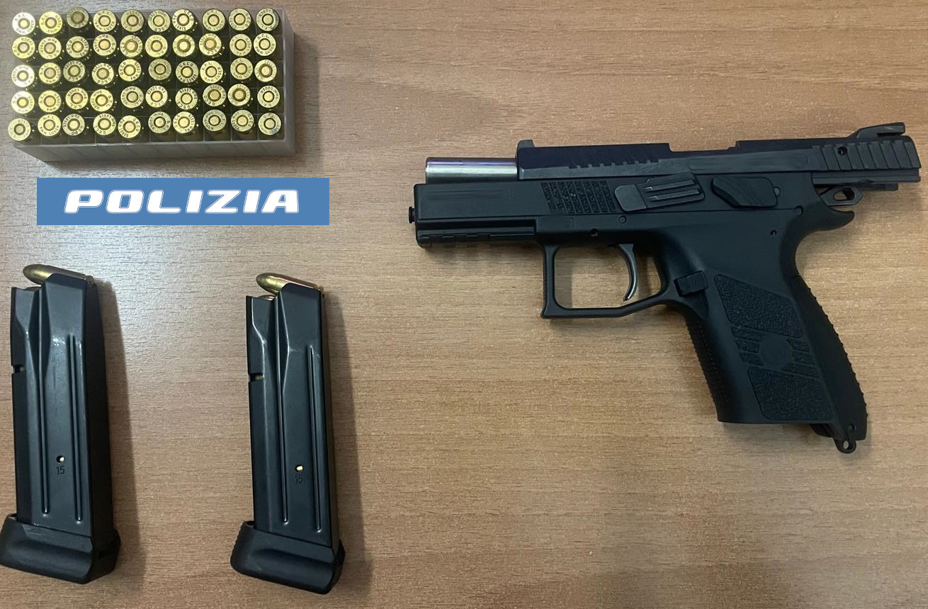 SULLO SCOOTER CON LA PISTOLA. 61ENNE SCOPERTO E ARRESTATO DALLA POLIZIA DI STATO (1) – Copia Catania, 61enne scorrazzava in scooter con la pistola, arrestato