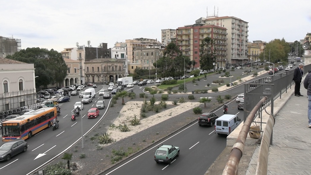 Catania, spinge moto rubata in strada: arrestato 42enne