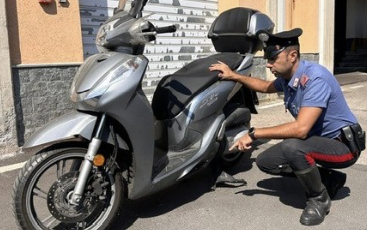 scooter Gravina di Catania, sorpresi due giovani su scooter rubato