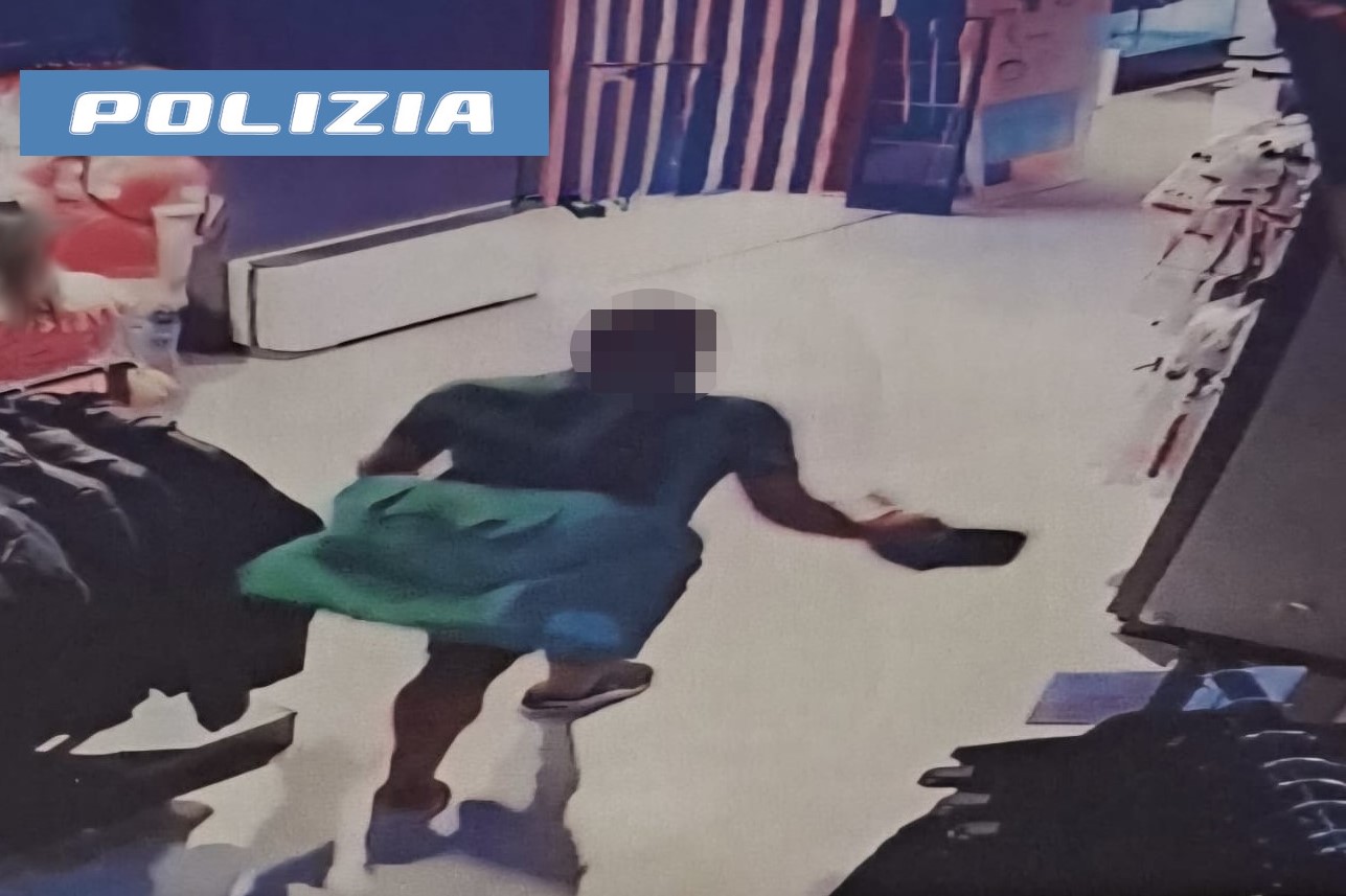 TENTA DI RUBARE ABBIGLIAMENTO SPORTIVO 1 Tentata rapina al negozio del Catania FC: aggredito un dipendente