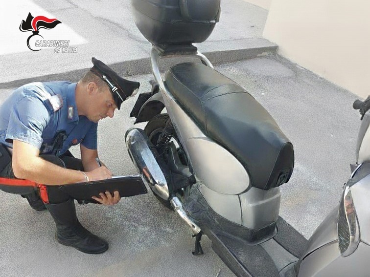controllo scooter Carabinieri “smascherano” scooter rubato: denunciato 22enne
