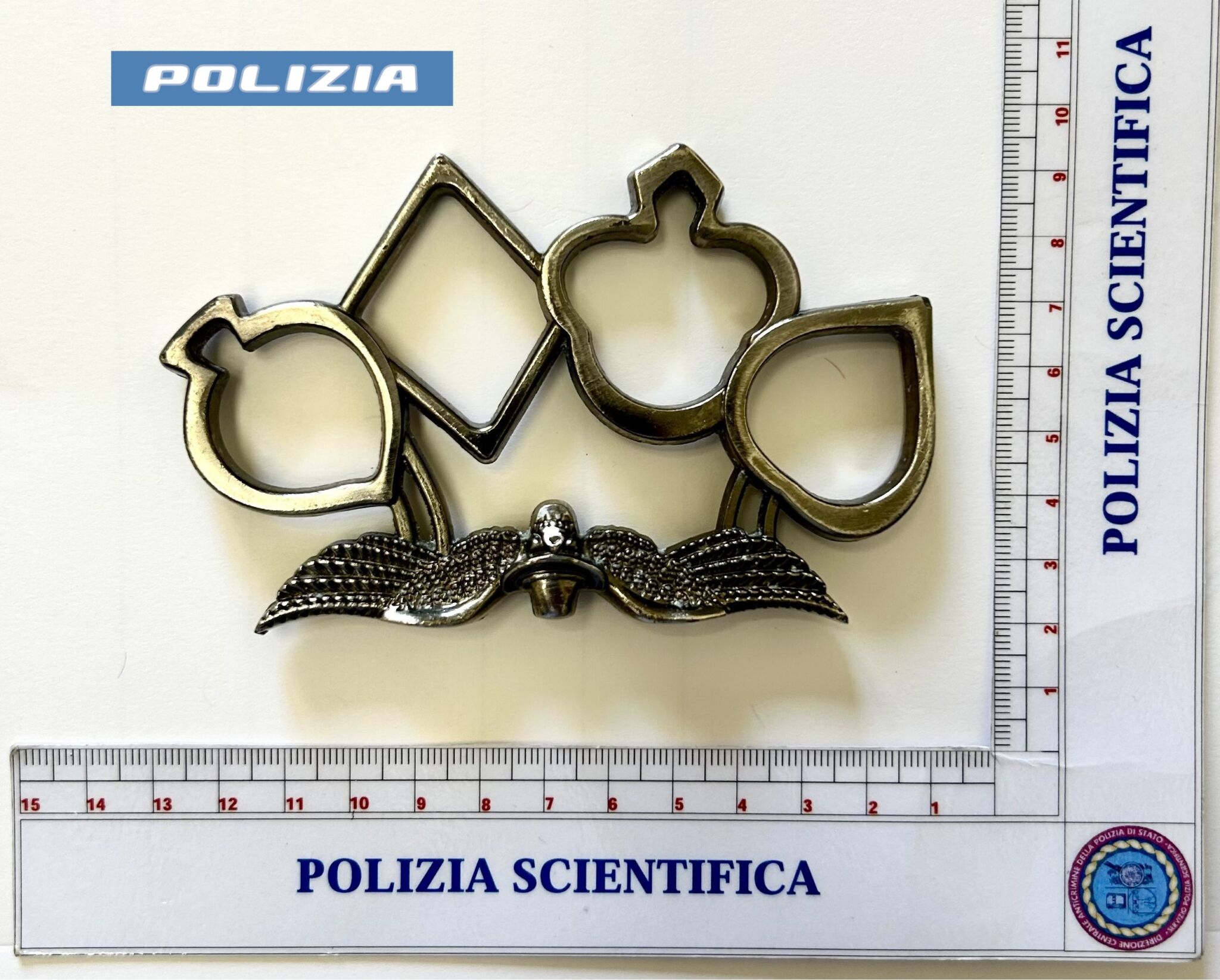Acireale, va allo stadio con un tirapugni nascosto nei pantaloni