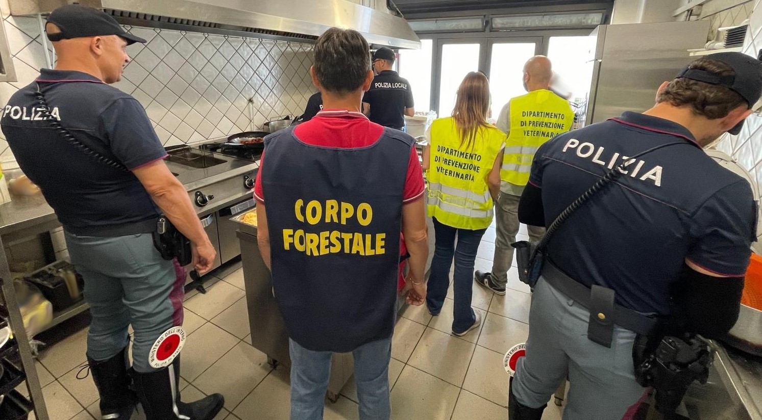 controlli Polizia Catania locali Controlli nei locali in centro: sequestri e 24mila euro di sanzioni