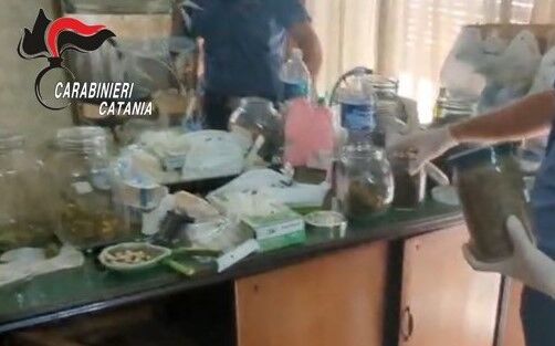 Aci Sant’Antonio: arrestato per spaccio di marijuana e armi illegali